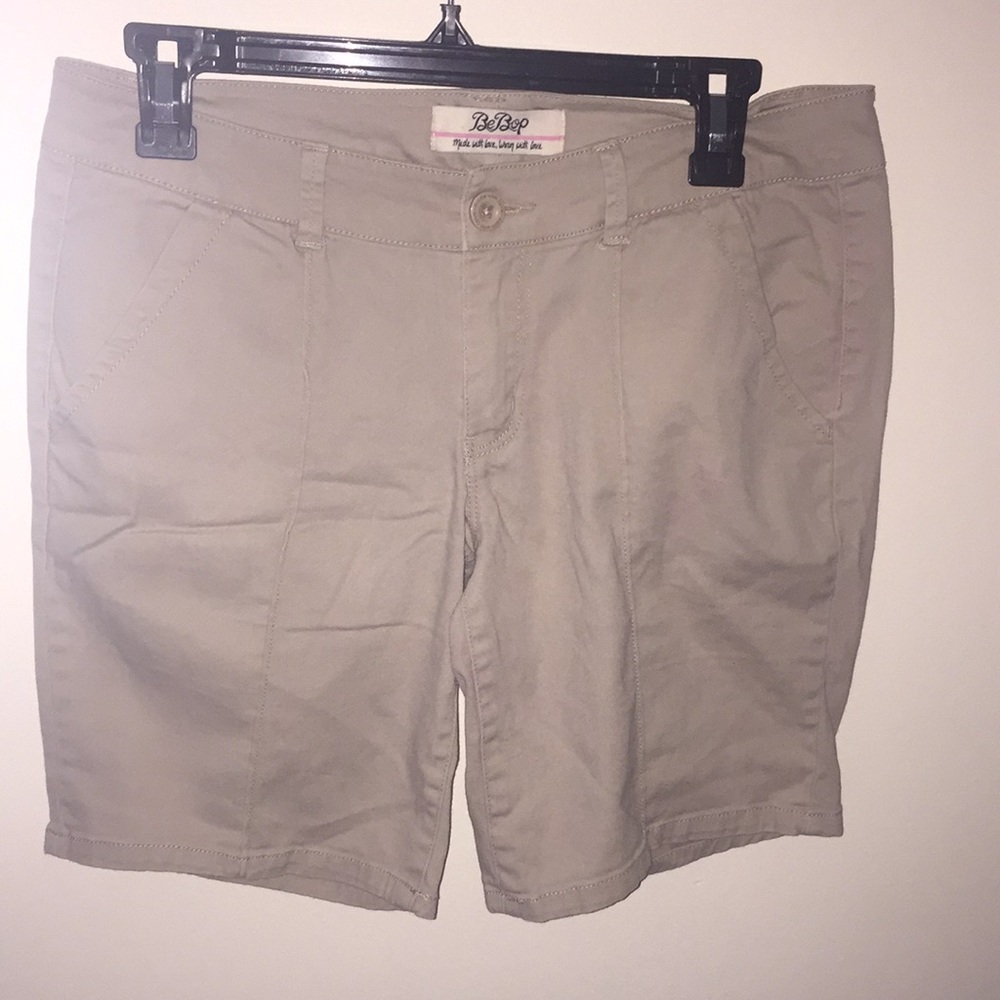 Bermuda shorts tan size 7